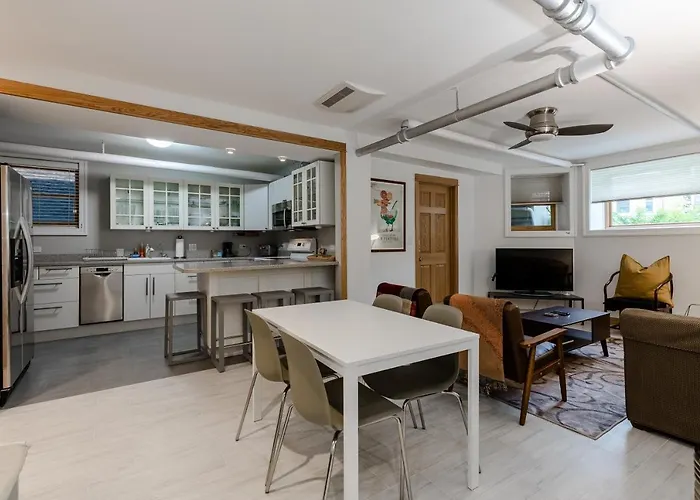 Quiet Oasis Only Minutes From Downtown - Friendly Neighborhood! Apts Apartment Chicago