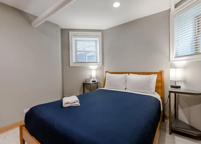 Quiet Oasis Only Minutes From Downtown - Friendly Neighborhood! Apts Chicago